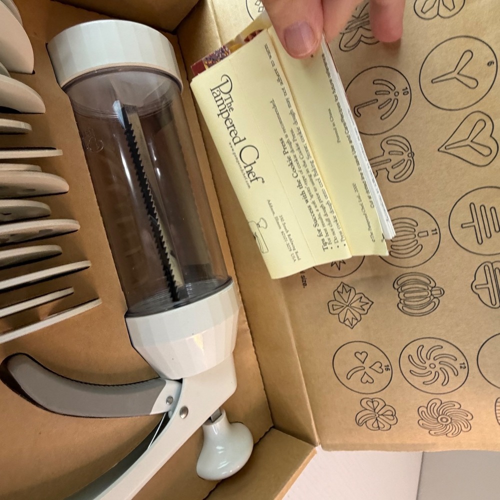 The Pampered Chef Cookie Press #1525 Complete In Box, Including Set Of 16 Molds - Picture 9 of 13